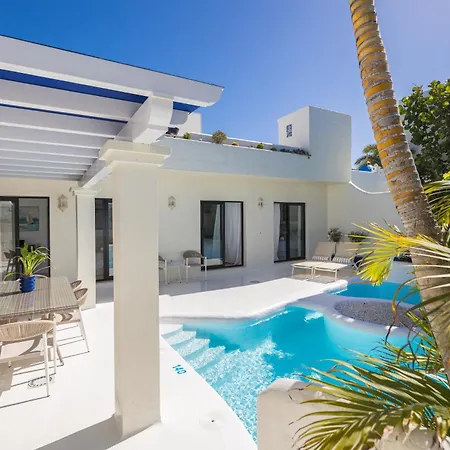 Villa Laura Quietude, Heated Pool, Jacuzzi , Sea And Mountain Views Corralejo