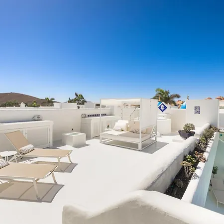Villa Laura Quietude, Heated Pool, Jacuzzi , Sea And Mountain Views Corralejo