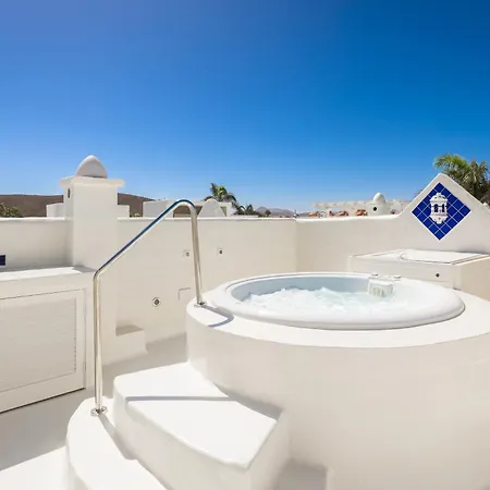 Villa Laura Quietude, Heated Pool, Jacuzzi , Sea And Mountain Views Corralejo