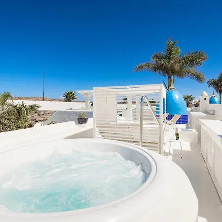 Laura Quietude, Heated Pool, Jacuzzi , Sea And Mountain Views Villa Corralejo