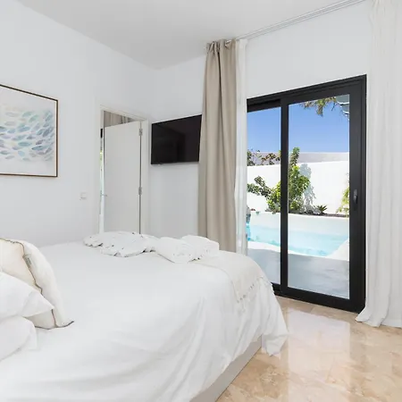Villa Laura Quietude, Heated Pool, Jacuzzi , Sea And Mountain Views Corralejo