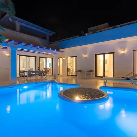Laura Quietude, Heated Pool, Jacuzzi , Sea And Mountain Views Villa Corralejo